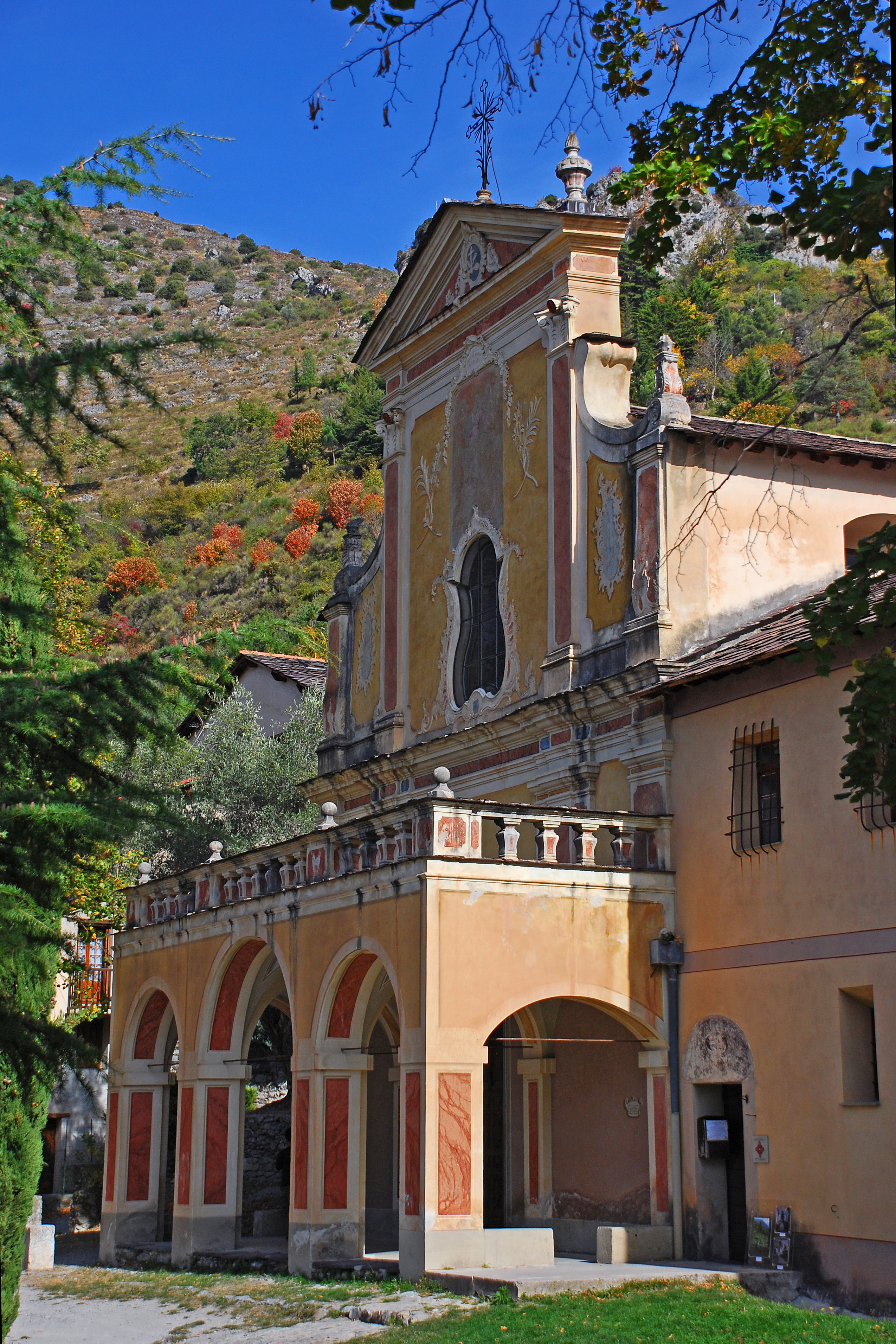 La façade du monastère de Saorge dans la chaleur d'un éclairage automnal.