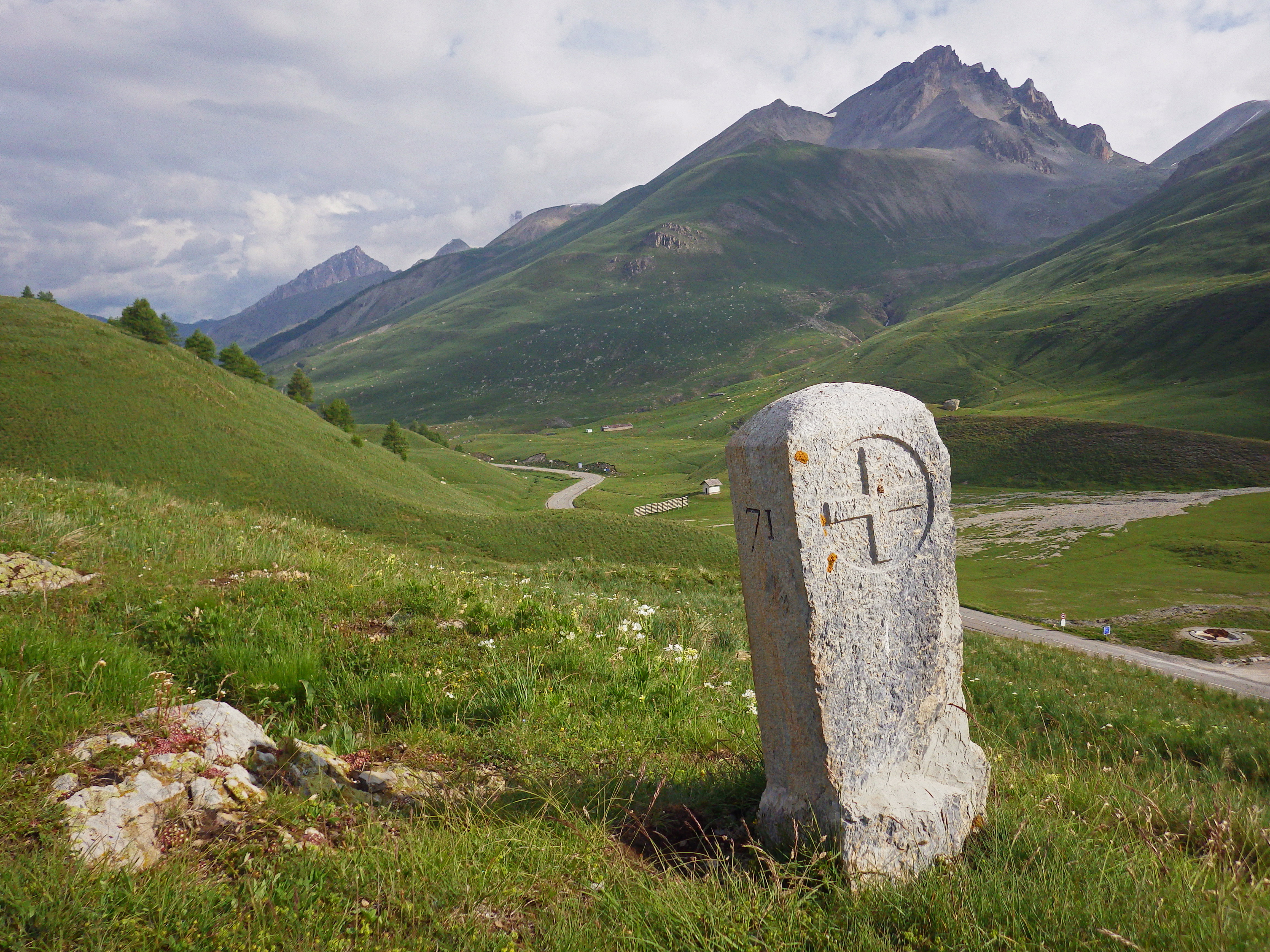 Borne frontière au col de Larche, dans l'Ubayette, commune de Larche, histoire politique et militaire du Mercantour