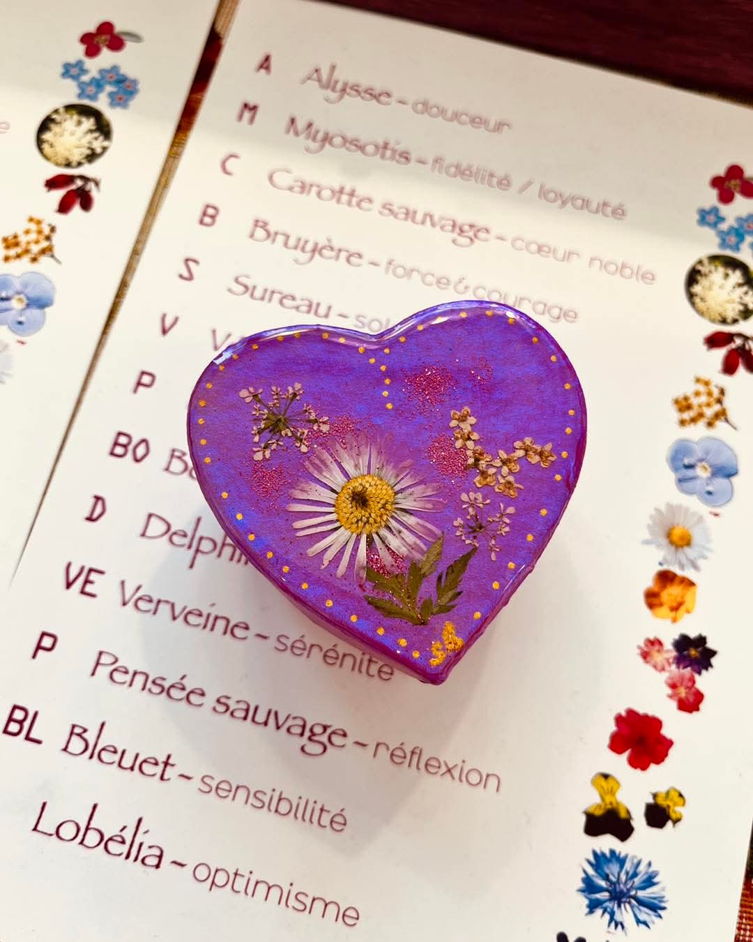 Calendrier florale avec boîte en forme de cœur