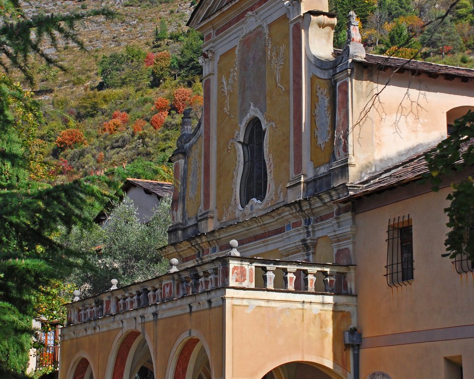 La façade du monastère de Saorge dans la chaleur d'un éclairage automnal.