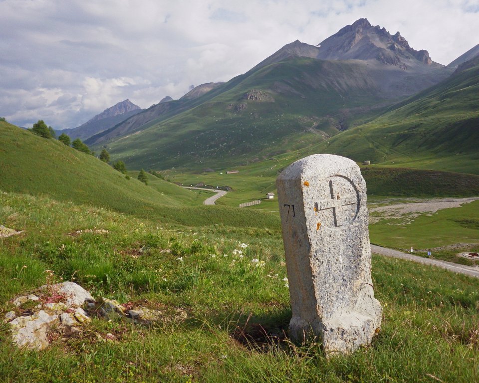 Borne frontière au col de Larche, dans l'Ubayette, commune de Larche, histoire politique et militaire du Mercantour