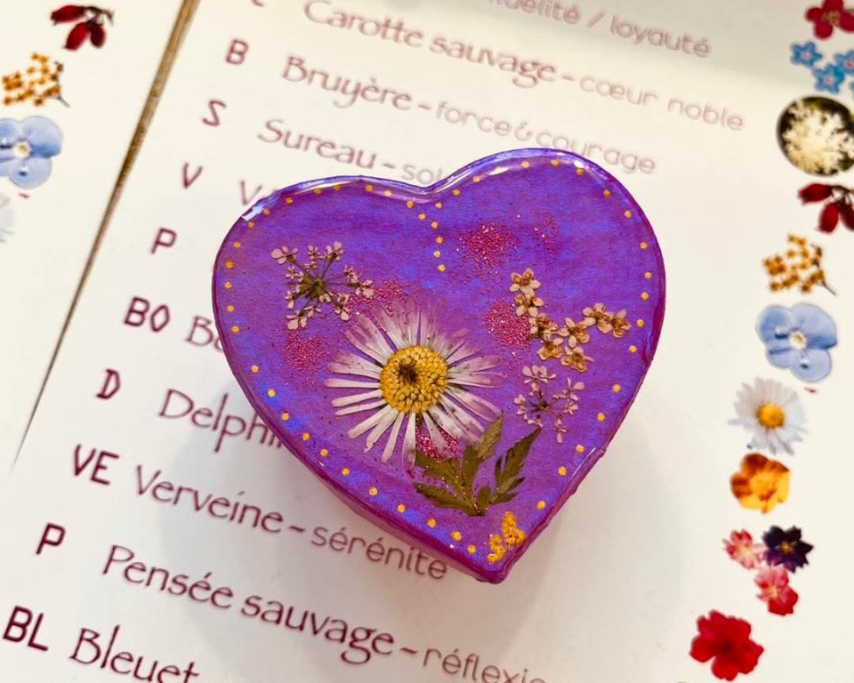 Calendrier florale avec boîte en forme de cœur