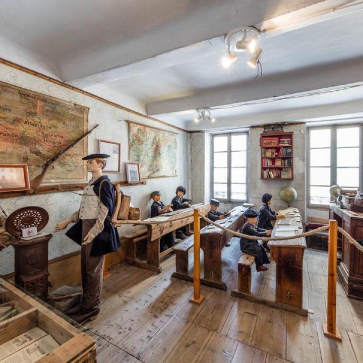 L'école d'antan - Située au premier étage de la Maison Musée, cette reconstitution d'une école "Jules Ferry" vous replongera dans le quotidien des enfants il y a 100 ans !