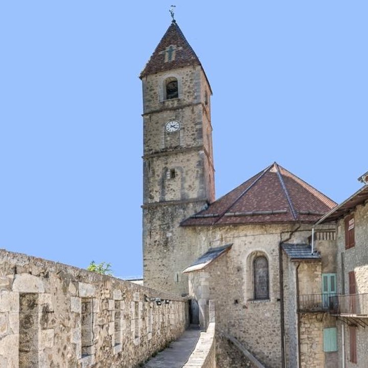 Le chemin de ronde et le clocher de Colmars - 