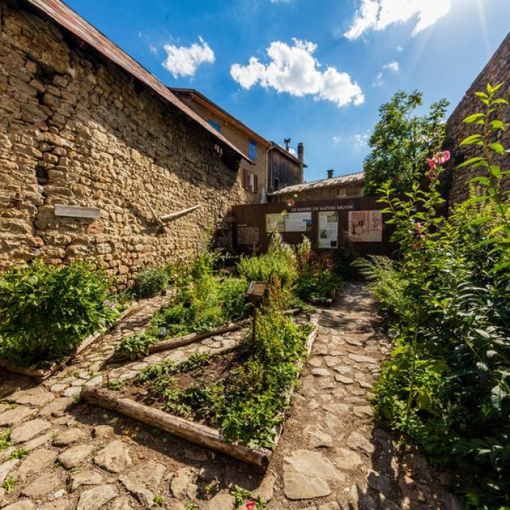 Jardin d'apothicaire - Dans un écrin de pierre, découvrez un jardin dédié à un apothicaire de Colmars : Jean Saurin.