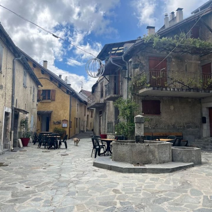 Place du village de Châteauneuf-d'Entraunes 