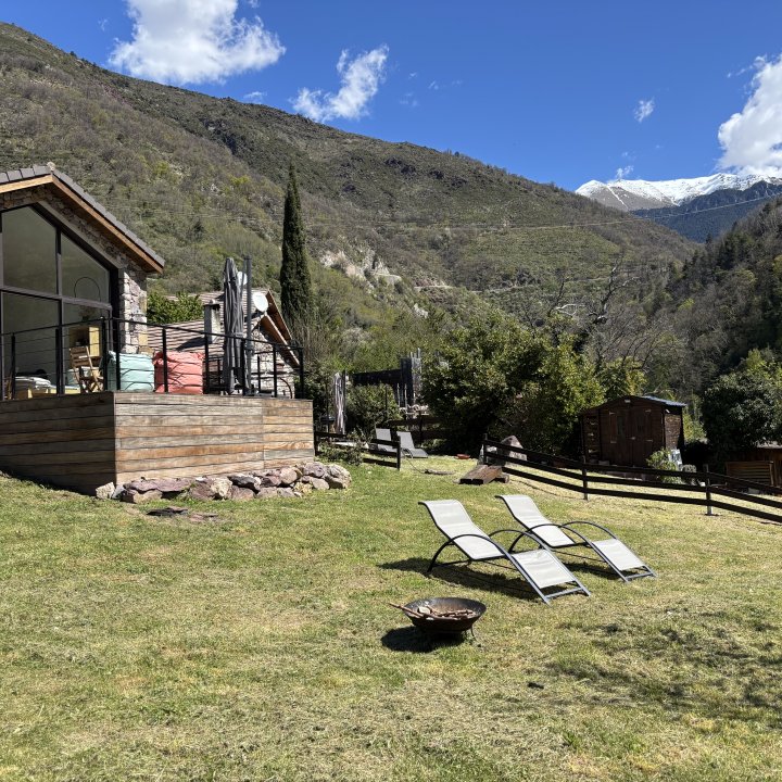 Vue du jardin et des montagnes du Mercantour de la Maison Gaïa