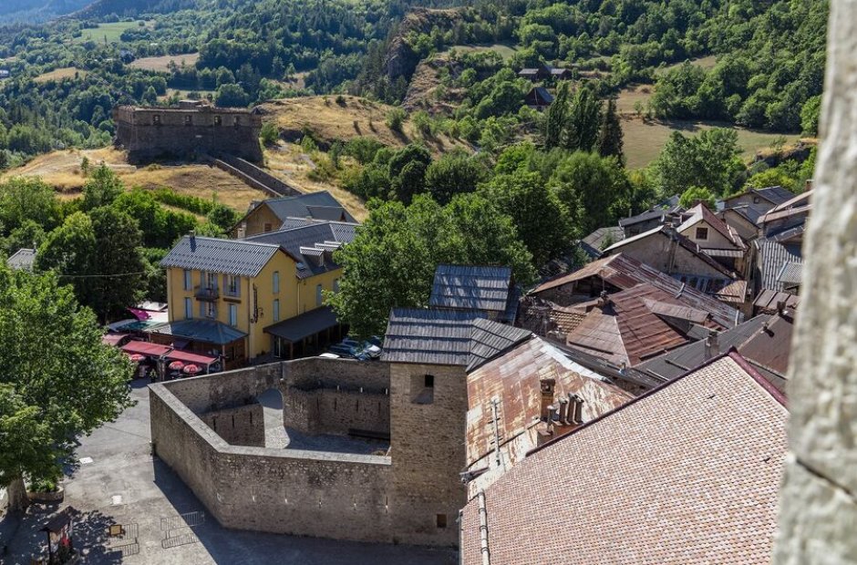 Hôtel et porte de France à Colmars - Vue aérienne porte de France et hôtel