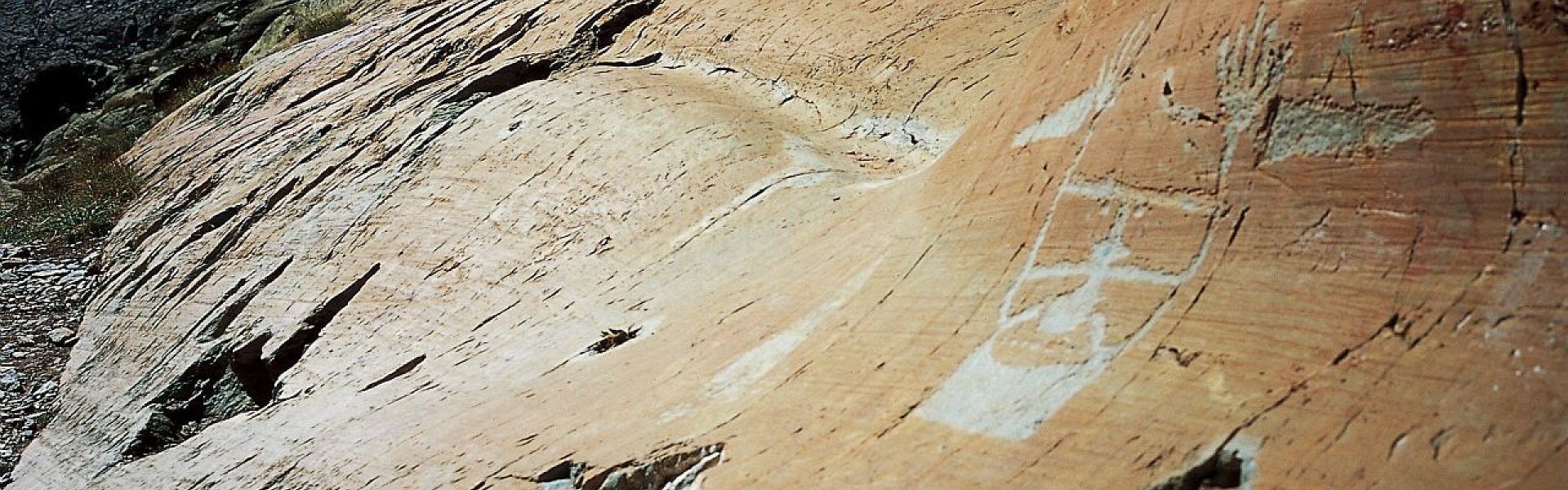 Gravure  rupestre de la vallée des Merveilles avec vue sur la montagne