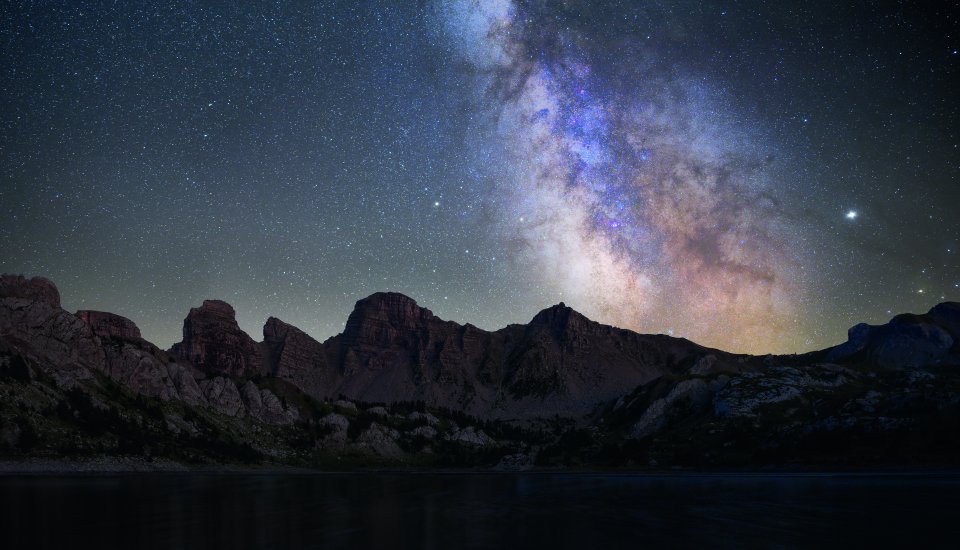 Lac d'Allos et son ciel étoilée. Réserve Internationale de Ciel Etoilé Alpes Azur Mercantour France 