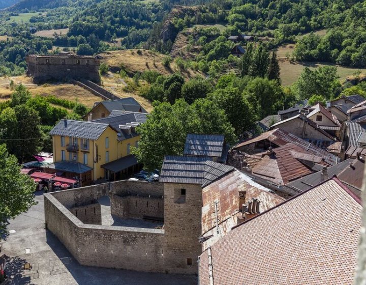 Hôtel et porte de France à Colmars - Vue aérienne porte de France et hôtel