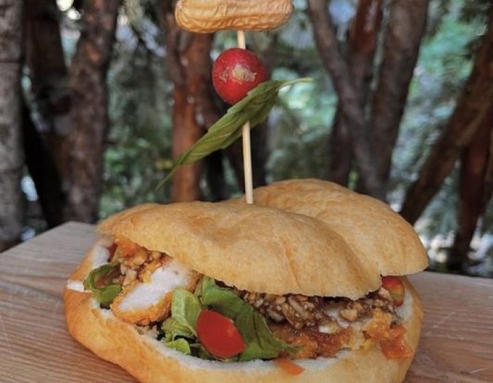 Sandwich avec poulet pané, salade, petite tomate, cacahuète - Sandwich avec poulet pané, salade, petite tomate, cacahuète