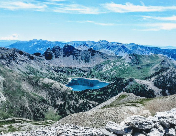 Vue sur le lac d'Allos depuis le mont Pelat