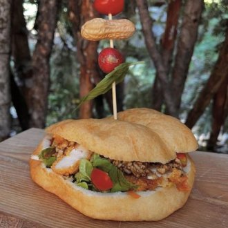 Sandwich avec poulet pané, salade, petite tomate, cacahuète - Sandwich avec poulet pané, salade, petite tomate, cacahuète