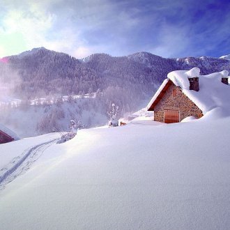 Paysage enneigé et refuge du Mercantour
