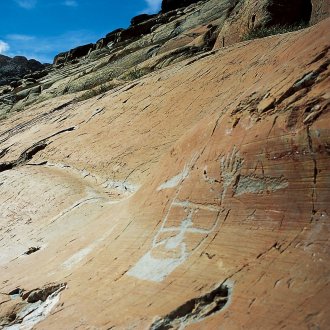 Gravure  rupestre de la vallée des Merveilles avec vue sur la montagne