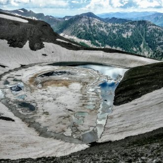 Lac de la Petite Cayolle au printemps 