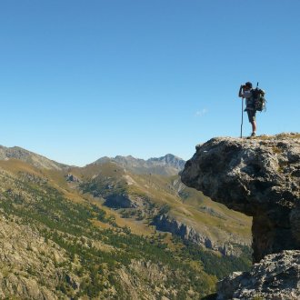 Randonneur en observation vers le Pas de la Colle Rousse