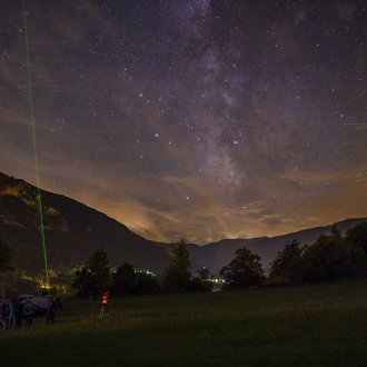Lecture du ciel étoilé avec télescope lors d'un week-end écotourisme Mercantour