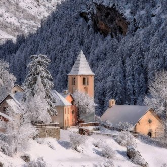 Hameau enneigé de la vallée de l'Ubaye 