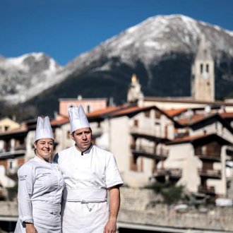 Sarah et Nicolas devant le village de Saint Martin Vésubie 