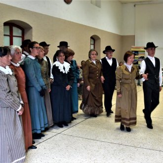 Danse d'antan costumée lors d' week-end dans le haut Verdon