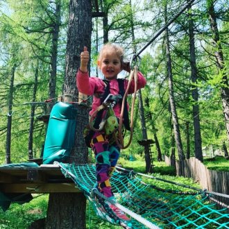 Accrobranche à Casterino. Un enfant faisant un des parcours 