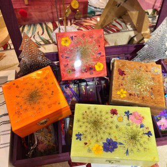 Boîtes décorées avec des fleurs 