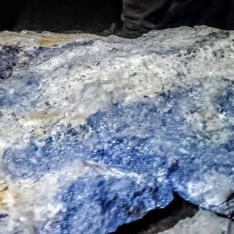 Un rocher avec des minéraux dans la mine de Vallauria 