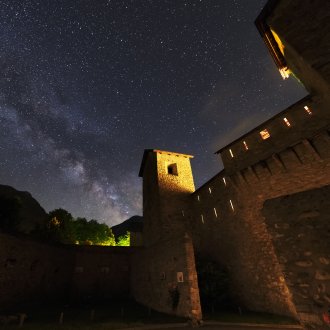 Cité fortifiée de Colmars les Alpes sous le ciel étoilé 