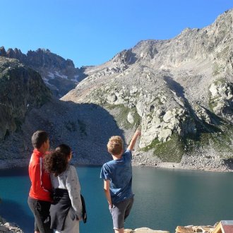Jeunes émerveillés par le paysage de montagne