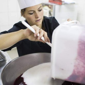 Sarah, Au Verger Saint Joseph concoctant sa confiture 