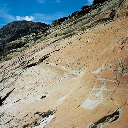 Gravure  rupestre de la vallée des Merveilles avec vue sur la montagne