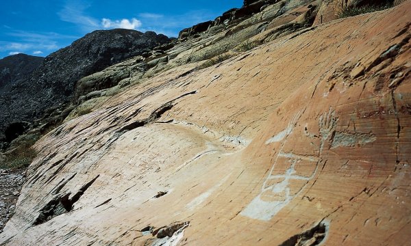 Gravure  rupestre de la vallée des Merveilles avec vue sur la montagne