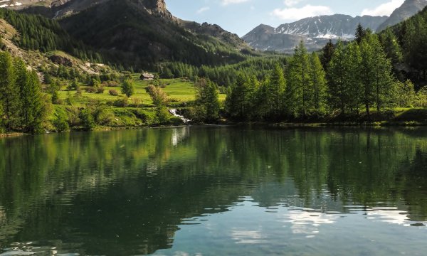 Vue sur le refuge la Cantonnière depuis le lac d'Estenc dans le Mercantour