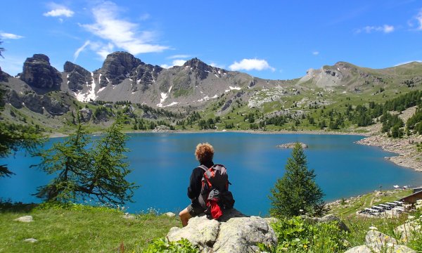 meditation devant le lac d'Allos